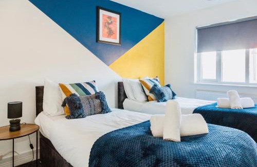 Broadheath Haus | Comfy 3 Bed House by Manchester Airport, Perfect for Groups & Families