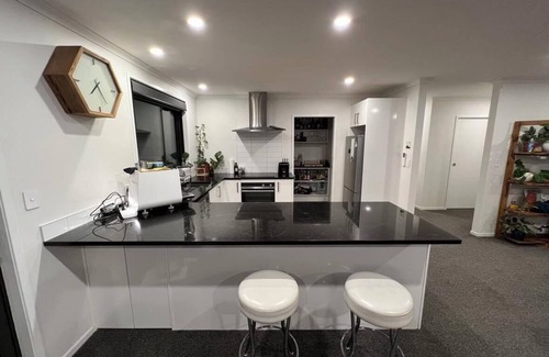 Waitara Haus | Comfy and Convenient Modern Waitara Home