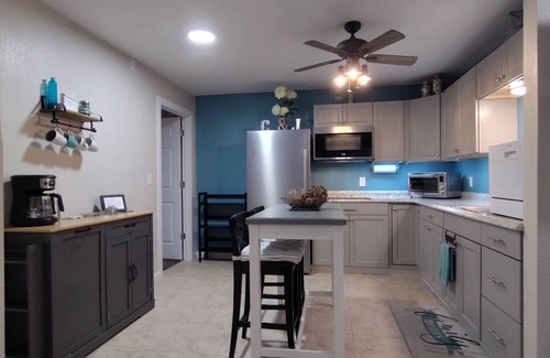 Memphis Wohnung | Comfy and cozy 1BR downstairs apt with King sized bed, centrally located for fun