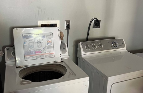 Clarksburg Wohnung | Comfy bedroom with exclusive full bath, patio and private entrance