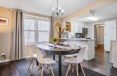 Bowling Green Haus | Comfy, Convenient, and Charm 3BR Retreat near BGSU