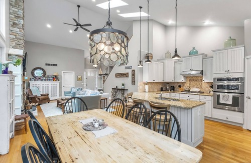 Harbert Haus | Comfy Family Home, Walk to Harbert Beach!