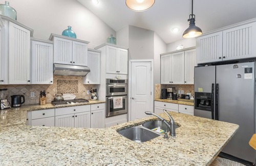 Harbert Haus | Comfy Family Home, Walk to Harbert Beach!