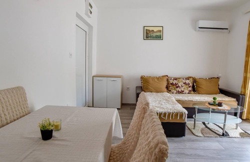 Bijeli do Wohnung | Comfy Flat w Balcony 5 min to Greco Beach in Budva