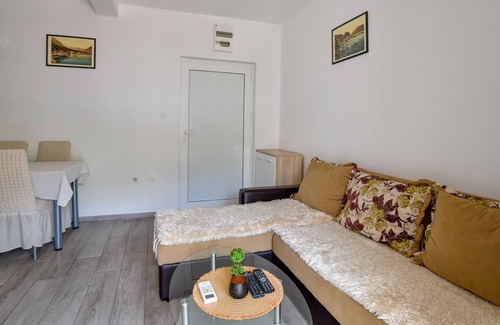 Bijeli do Wohnung | Comfy Flat w Balcony 5 min to Greco Beach in Budva
