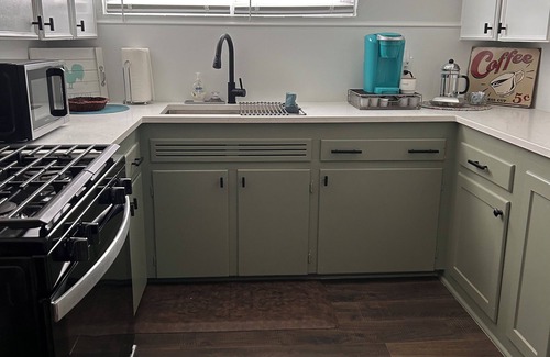 Jackson Haus | Comfy Flat with Old World Charm in the city