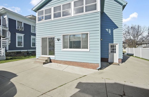 Jackson Haus | Comfy Flat with Old World Charm in the city