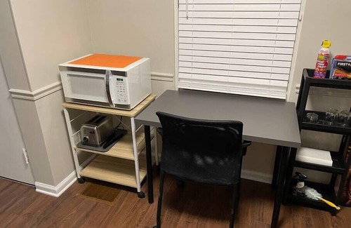 Near Eastside Wohnung | Comfy Mini-Apt * Near Downtown * Private Bed/Bath