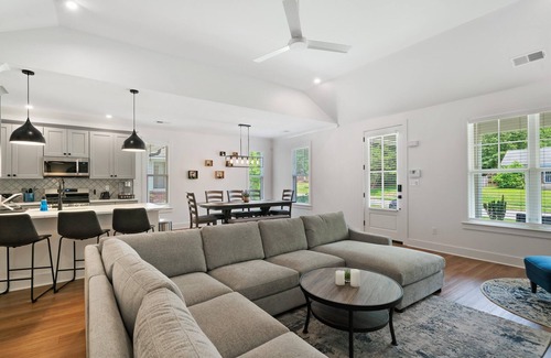 East Memphis Haus | Comfy New Home Blocks from the University of Memphis!