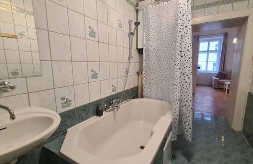 Landstrasse Wohnung | Commodious 3BR Apt. Ideal for Families and Friends