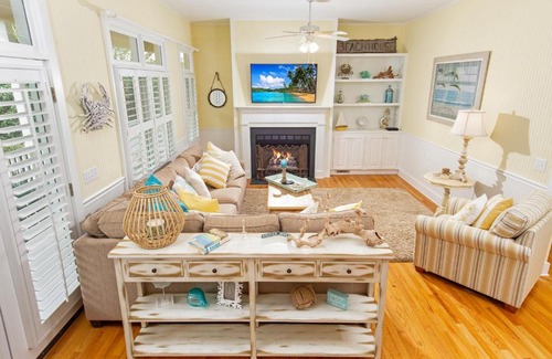 Litchfield by the Sea Haus | Compass Point 82 3BR 3 BA House w Kitchen