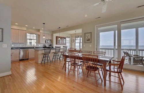 Arundel on the Bay Haus | UNVERGESSLICHER FAMILIEN-GETAWAY. Dieses komplett renovierte Haus hat alles. 3 Seiten der direkten Bucht am Wasser.