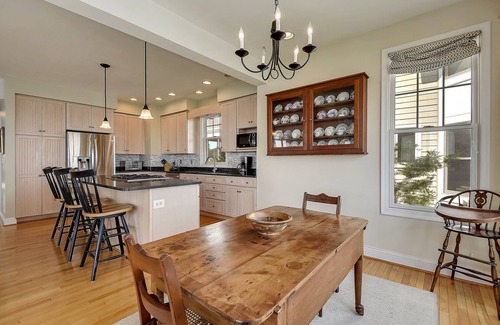 Arundel on the Bay Haus | UNVERGESSLICHER FAMILIEN-GETAWAY. Dieses komplett renovierte Haus hat alles. 3 Seiten der direkten Bucht am Wasser.