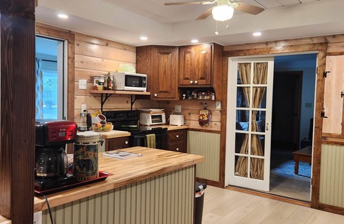 Manistee Kabine | Completely remodeled cabin on 18 acres - across from Little Manistee River!