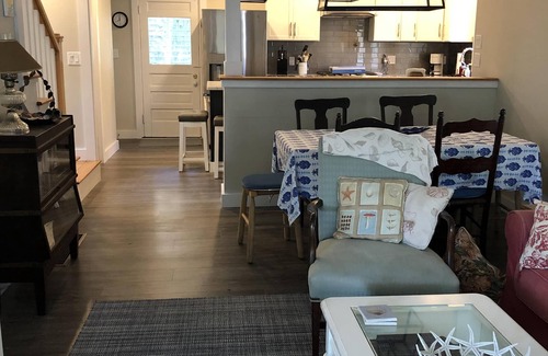 Oak Bluffs Hütte | Neu renoviertes, klimatisiertes Ferienhaus in der Nähe von Strand und Stadt. Hunde ok