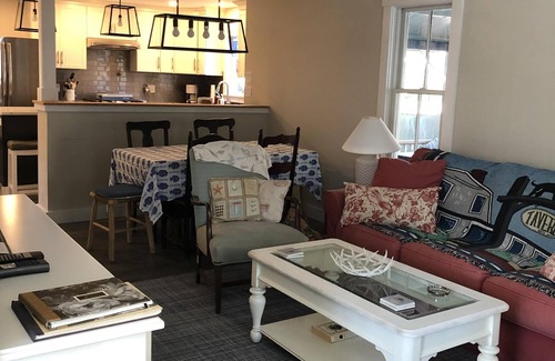 Oak Bluffs Hütte | Neu renoviertes, klimatisiertes Ferienhaus in der Nähe von Strand und Stadt. Hunde ok