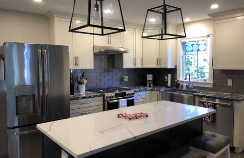 Oak Bluffs Hütte | Neu renoviertes, klimatisiertes Ferienhaus in der Nähe von Strand und Stadt. Hunde ok