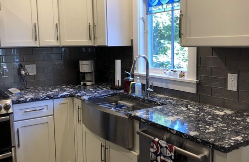 Oak Bluffs Hütte | Neu renoviertes, klimatisiertes Ferienhaus in der Nähe von Strand und Stadt. Hunde ok