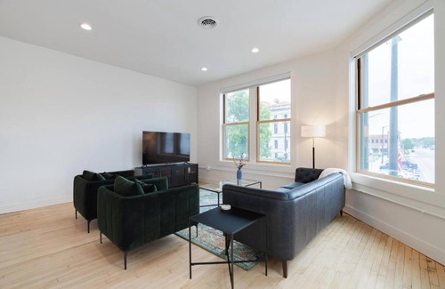 Van Buren Haus | 'condo A' Gallery Suite - Downtown Marion
