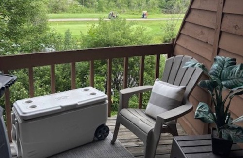 Mancelona Eigentumswohnung | Condo that sleeps 8, on golf course w/pool, hot tub and sauna by Torch!