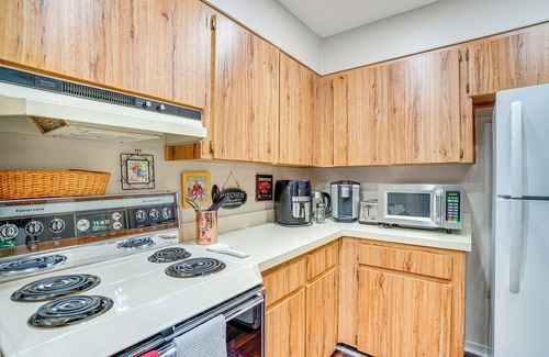 Deltona Lakes Eigentumswohnung | Condo w/ Pool & Beach Access Near Theme Park