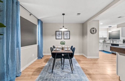 Spring Haus | Conefall Sparkle! Near Airport, Work, Shops, Fun!