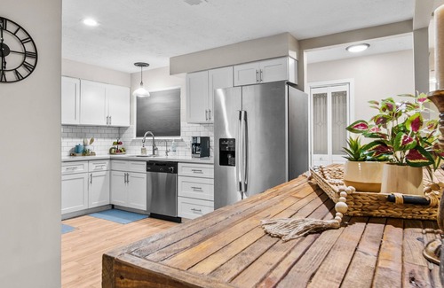 Spring Haus | Conefall Sparkle! Near Airport, Work, Shops, Fun!