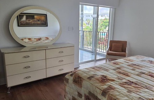 Sunrise Park Wohnung | Contemporary 2-bed 2-bath condo