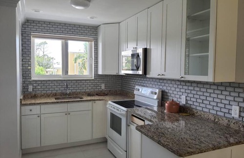 Sunrise Park Wohnung | Contemporary 2-bed 2-bath condo