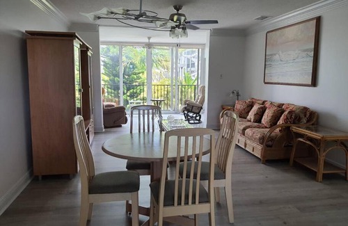 Sunrise Park Wohnung | Contemporary 2-bed 2-bath condo