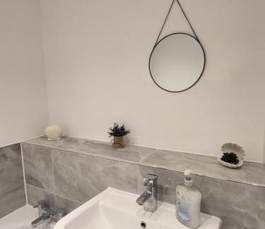 Rotherham Haus | Contemporary 3-Bedroom Home Quiet Rotherham Location with Parking