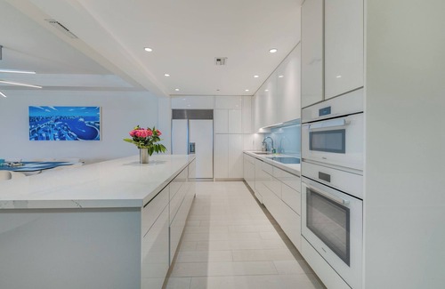 Seven Mile Beach Eigentumswohnung | Contemporary Beachfront Residence at The Ritz-Carlton Resort, sleeps 6