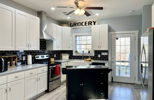 Pewee Valley Hütte | Contemporary Cottage with 2 HUGE COVERED PORCHES!