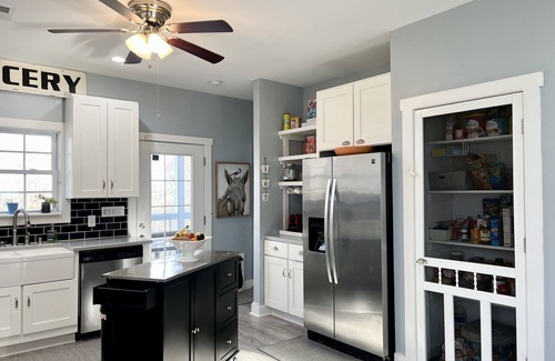 Pewee Valley Hütte | Contemporary Cottage with 2 HUGE COVERED PORCHES!