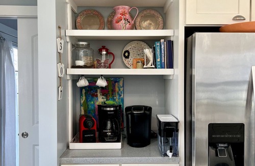 Pewee Valley Hütte | Contemporary Cottage with 2 HUGE COVERED PORCHES!