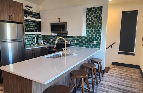 Jenkins Haus | Contemporary Highway Hideaway in Marionville