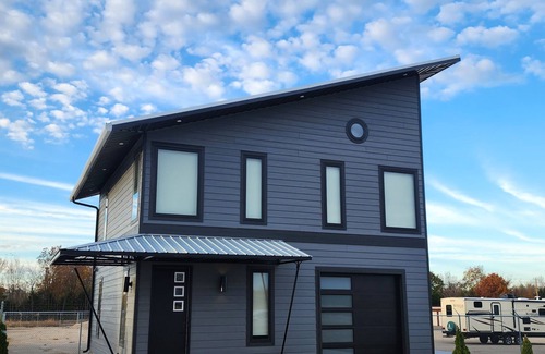 Jenkins Haus | Contemporary Highway Hideaway in Marionville