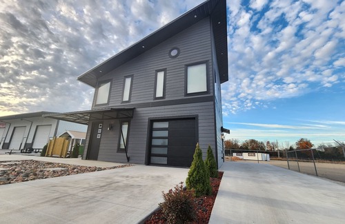 Jenkins Haus | Contemporary Highway Hideaway in Marionville