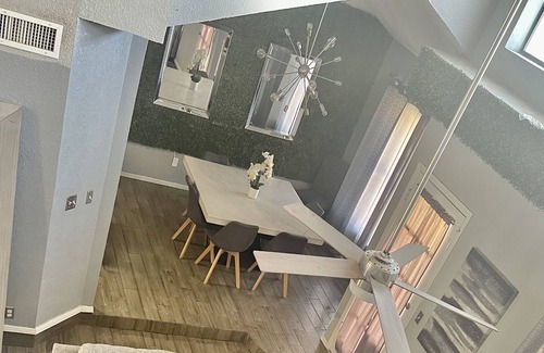 Biggs Field Haus | Contemporary house w/5 rooms for 13 ppl