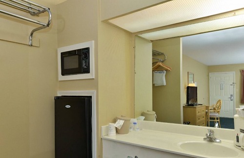 Meridian Haus | Contemporary King Room w/ Sophisticated Atmosphere