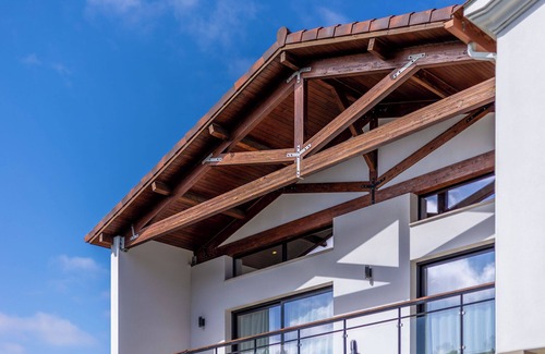 Arrabal Villa | Contemporary rural villa with large wooden beams with artistic accents