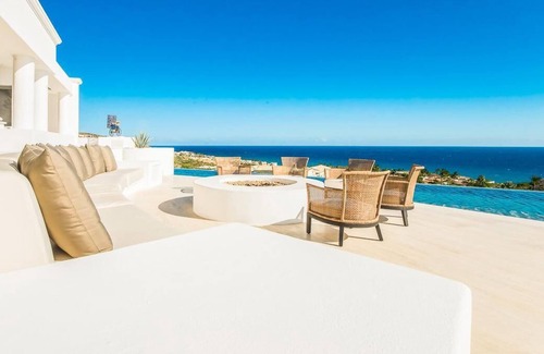 Ampliacion Juarez Villa | Contemporary Styled Six Bedroom Villa