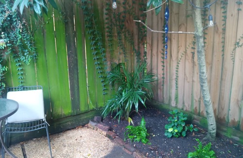 Faubourg Delachaise Haus | Contemporary tiny home with loft bedroom in the Irish Channel, private courtyard