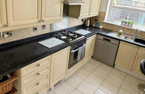 Swindon Haus | Contractor Friendly House - Sleeps upto 8