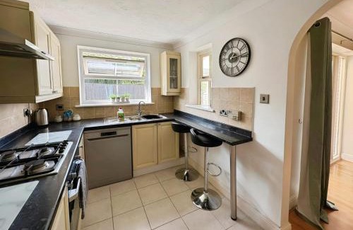 Swindon Haus | Contractor Friendly House - Sleeps upto 8