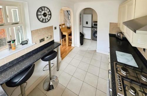 Swindon Haus | Contractor Friendly House - Sleeps upto 8
