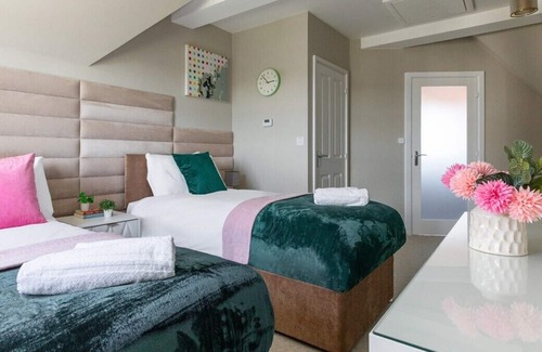 Blackmore End Haus | Contractors dream home with parking - Sleeps 7