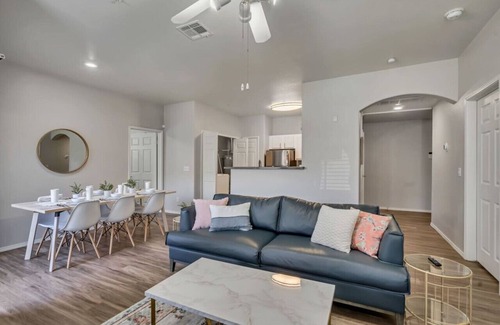 Clearfield Wohnung | Convenient 1st Floor 2BR with Pool, Hot Tub, and Extra Bed, Near Hill AFB