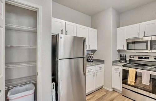 Clearfield Wohnung | Convenient 1st Floor 2BR with Pool, Hot Tub, and Extra Bed, Near Hill AFB