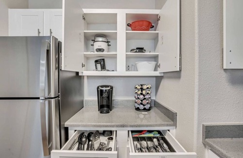 Clearfield Wohnung | Convenient 1st Floor 2BR with Pool, Hot Tub, and Extra Bed, Near Hill AFB